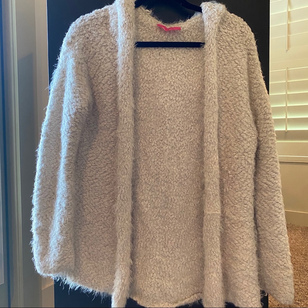 Fuzzy‎ open sweater